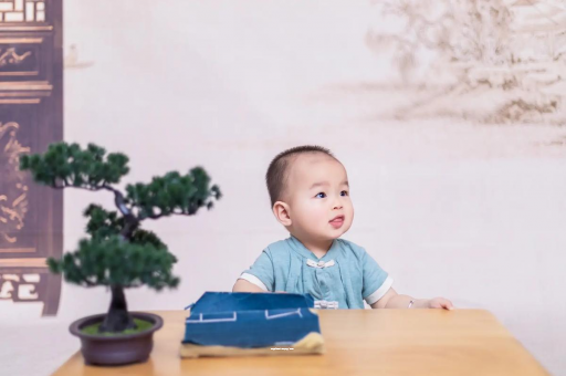 宜都怀孕肚子中间凹两边凸